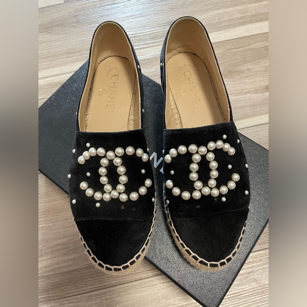 Chanel Espadrilles
Black suede& pearl - Picture 2 of 10